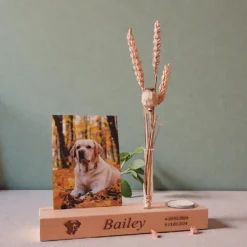 Dieren keepsake met kaarsje en bloemen Sfeerfoto. Serie Harmony 24 cm. Graveren mogelijk.