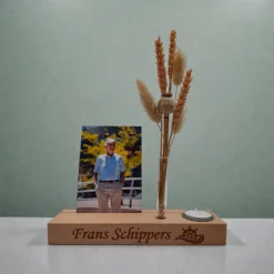 Herinneringsplankje Silenzio - keepsake / mini urn met waxinelichtje, foto en droogbloemen. Sfeerfoto