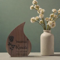 Mini urn notenhout met gravering sfeerfoto