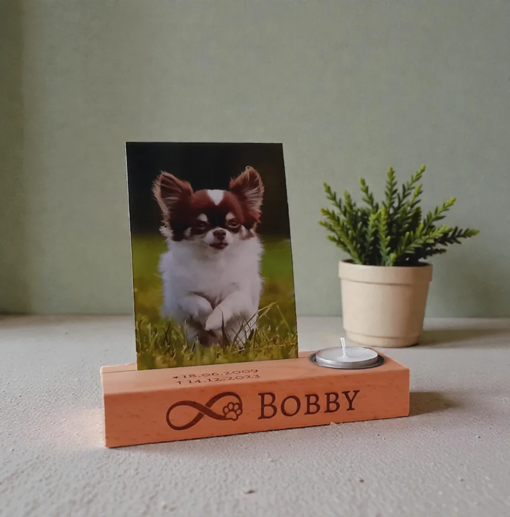 houten keepsake urn harmony 18 cm. Sfeerfoto van herinneringsplankje met gravering