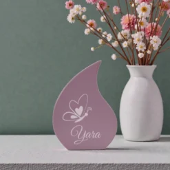 keepsake urn Blossom - traanvorm met gravering in wit, sfeerfoto