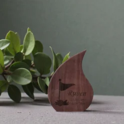 keepsake urn notenhout traan serie solacia met gravering sfeerfoto