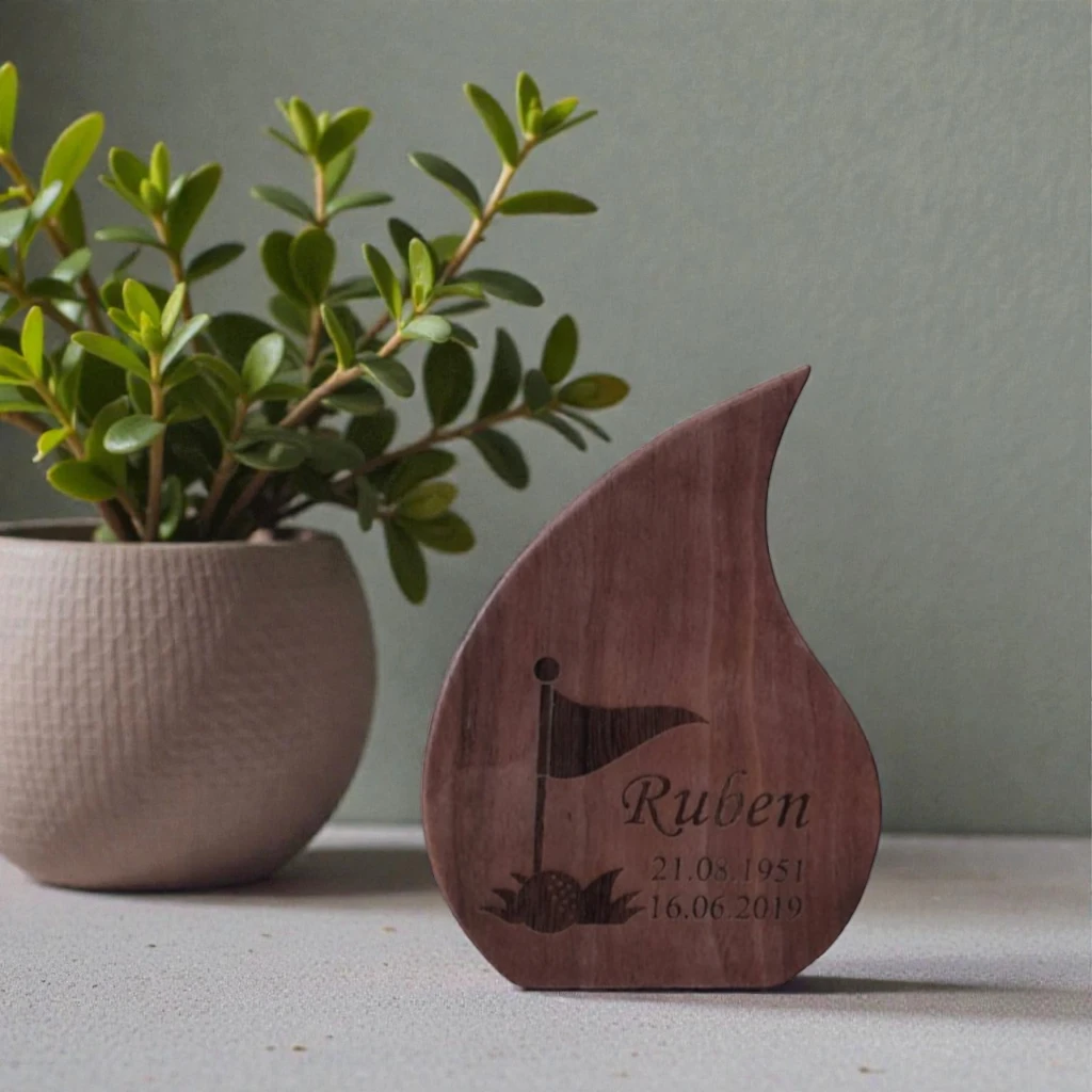 keepsake urn notenhout traan met geavering serie solacia sfeerfoto