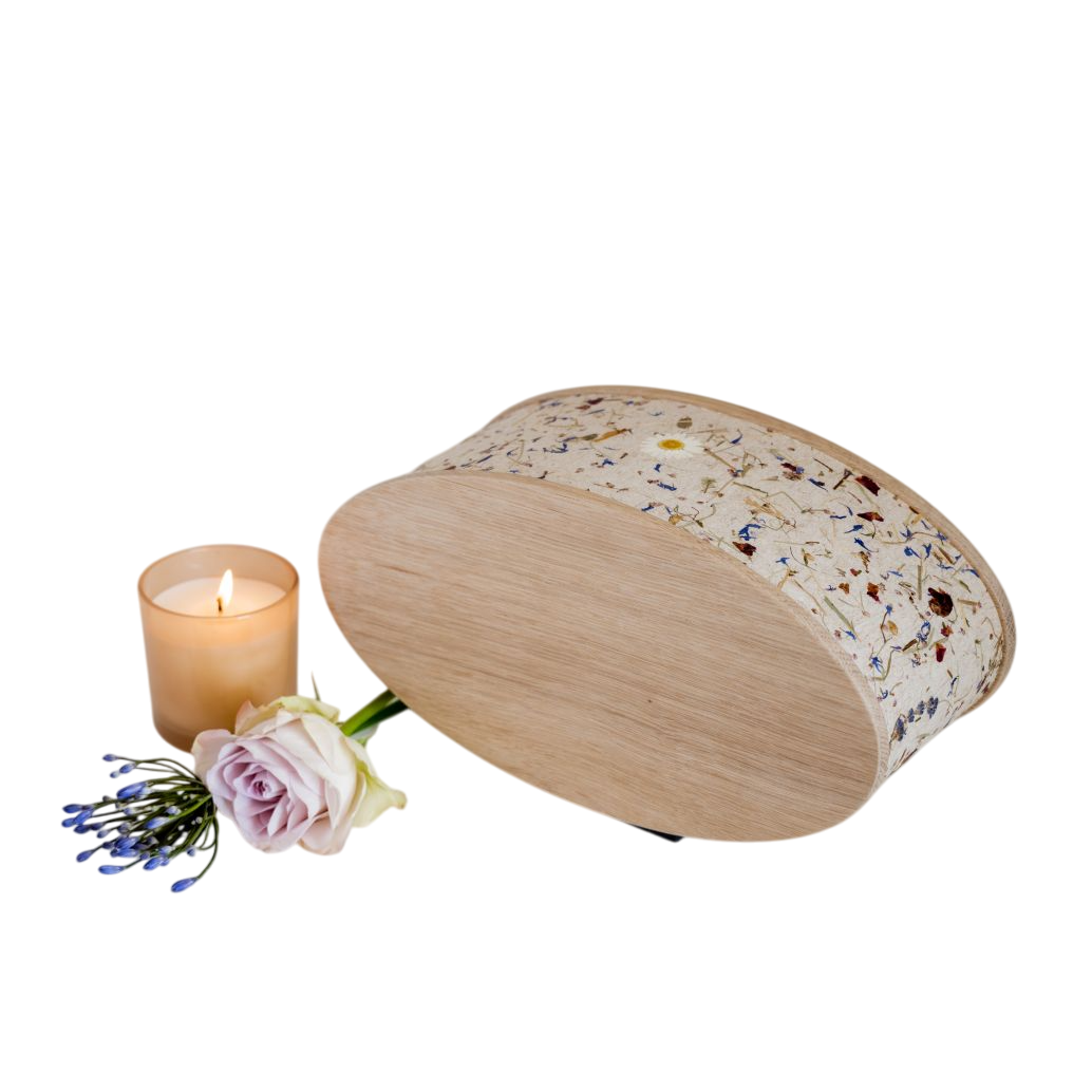 Houten urn met veldbloemen