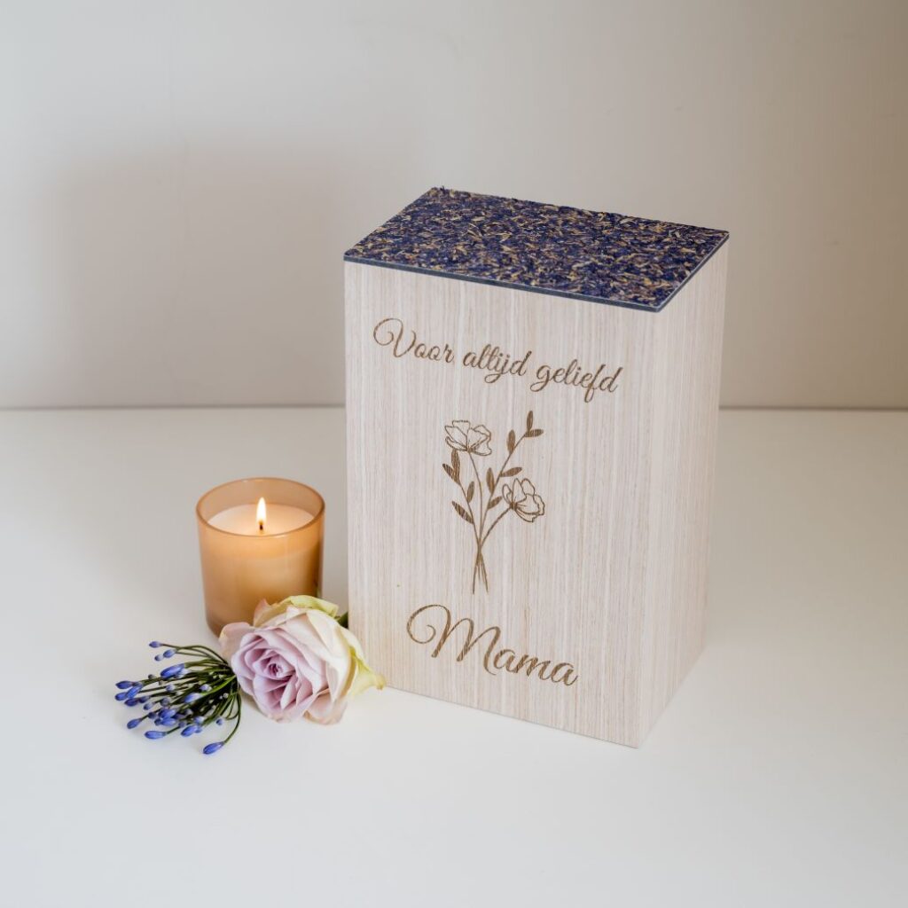 Urn fineer met korenbloemen