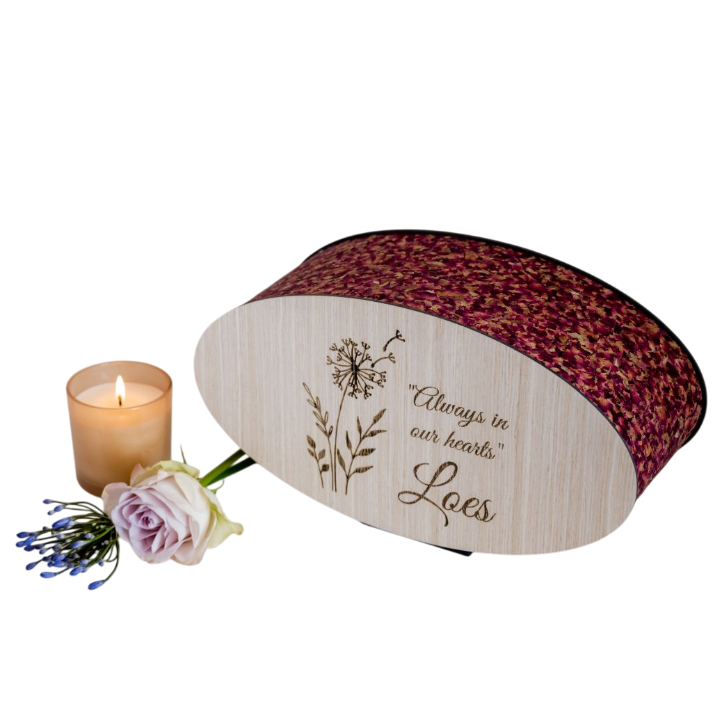 Ovale houten urn met rozenblaadjes