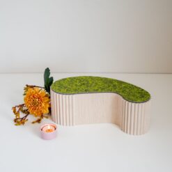 Houten design urn in organische vorm met mos toplaag