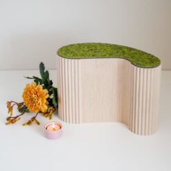 Houten urn met Mos toplaag