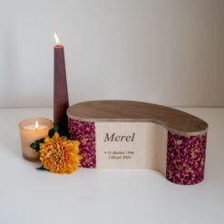 Houten urn met echte rozenblaadjes