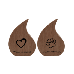 Mini urn van massief eikenhout, inhout van 100 ml. Geleverd met gravering.