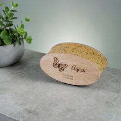 Ovale houten urn met hopblaadjes - persoonlijk gegraveerd